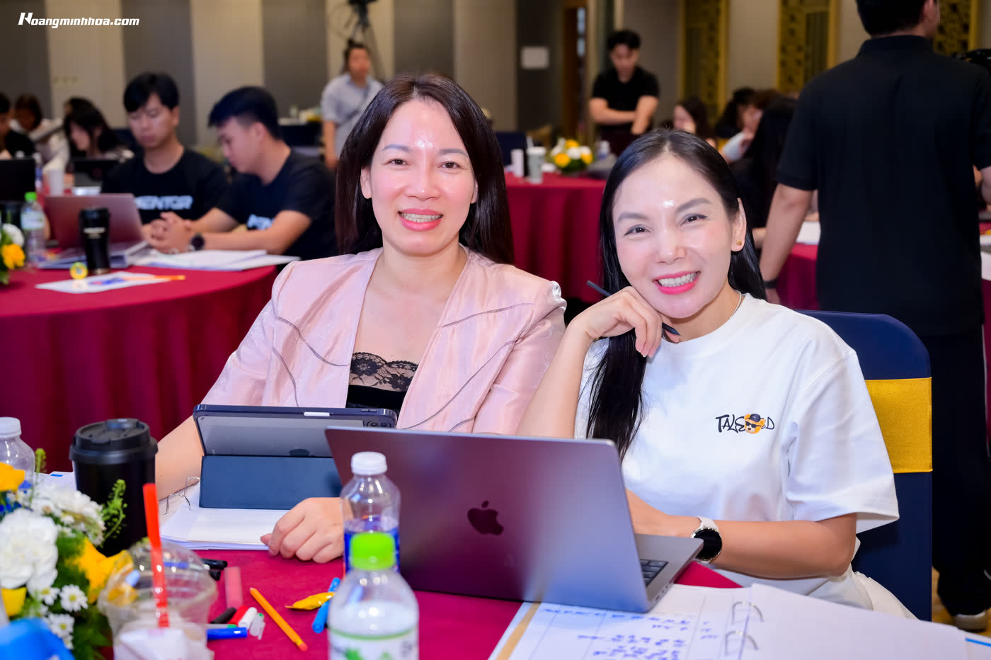 Học viên thực hành với laptop và workbook tại lớp