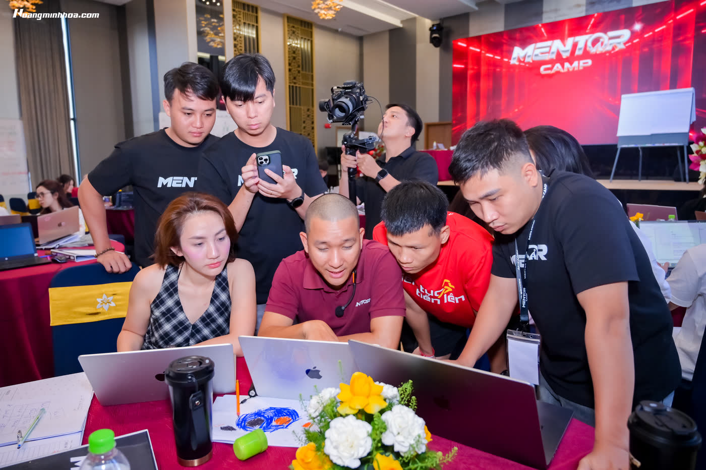 Hoàng Minh Hoá trực tiếp hướng dẫn học viên cài hệ thống AI trên laptop tại Mentor Camp
