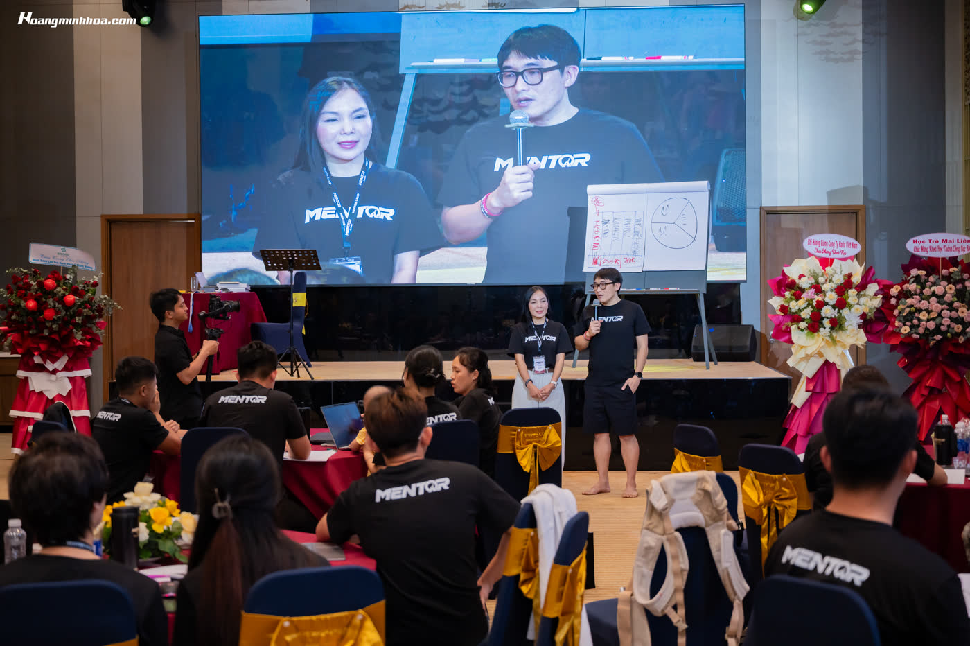 Toàn cảnh hội trường Mentor Camp, học viên chia sẻ trên sân khấu