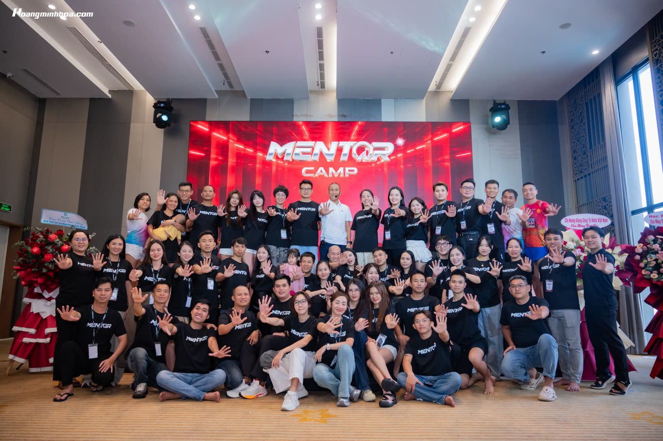 Học viên chương trình Mentor Camp cùng Hoàng Minh Hoá